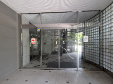 オフィスビル出入口