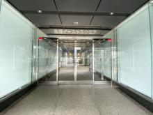 オフィスビル出入口