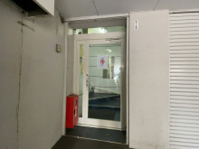 オフィスビル出入口