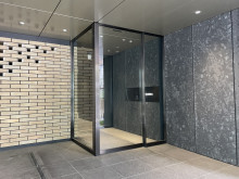 オフィスビル出入口