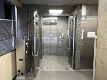 オフィスビル出入口