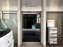 オフィスビル出入口