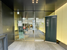 オフィスビル出入口