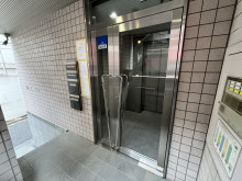 オフィスビル出入口