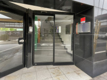 オフィスビル出入口
