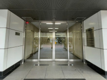 オフィスビル出入口