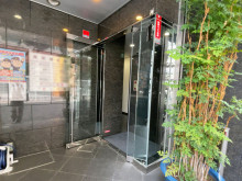 オフィスビル出入口