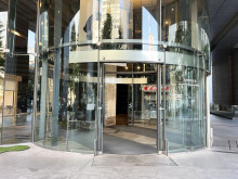 オフィスビル出入口