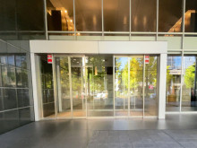 オフィスビル出入口