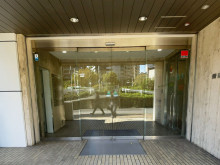 オフィスビル出入口