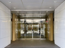 オフィスビル出入口