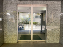 オフィスビル出入口