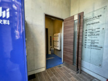 オフィスビル出入口