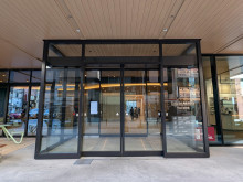 オフィスビル出入口