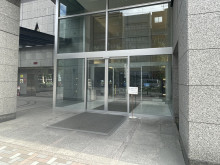 オフィスビル出入口