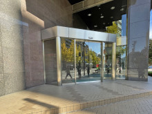 オフィスビル出入口