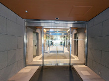 オフィスビル出入口