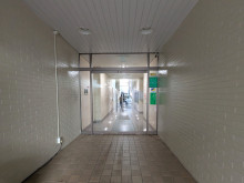 オフィスビル出入口