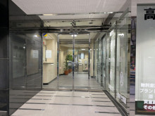 オフィスビル出入口