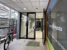 オフィスビル出入口