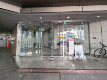 オフィスビル出入口