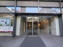 オフィスビル出入口