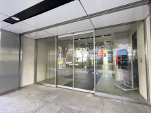 オフィスビル出入口