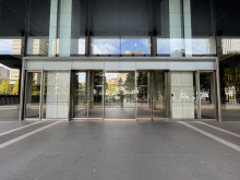 オフィスビル出入口