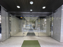 オフィスビル出入口