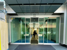 オフィスビル出入口