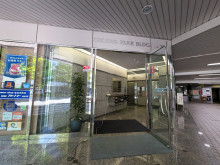 オフィスビル出入口