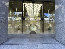 オフィスビル出入口