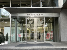 オフィスビル出入口