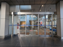 オフィスビル出入口