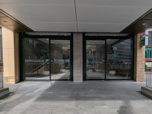 オフィスビル出入口