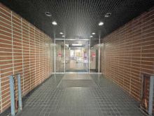 オフィスビル出入口