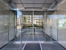 オフィスビル出入口