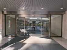 オフィスビル出入口