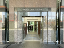 オフィスビル出入口