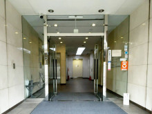 オフィスビル出入口