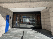 オフィスビル出入口