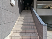 出入り口前の階段