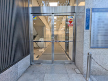 オフィスビル出入口