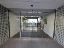 オフィスビル出入口