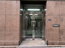 オフィスビル出入口