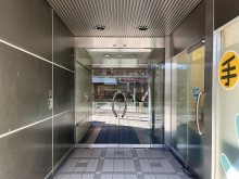 オフィスビル出入口