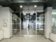 オフィスビル出入口