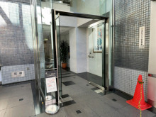 オフィスビル出入口