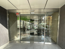 オフィスビル出入口