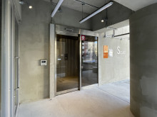 オフィスビル出入口